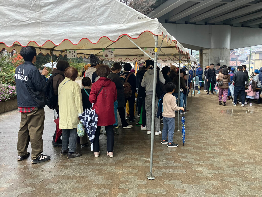 月見山連合自治会で開催した餅つき大会・地域の方が大勢お集まりいただき、つきたてのお餅を待つ行列ができていました