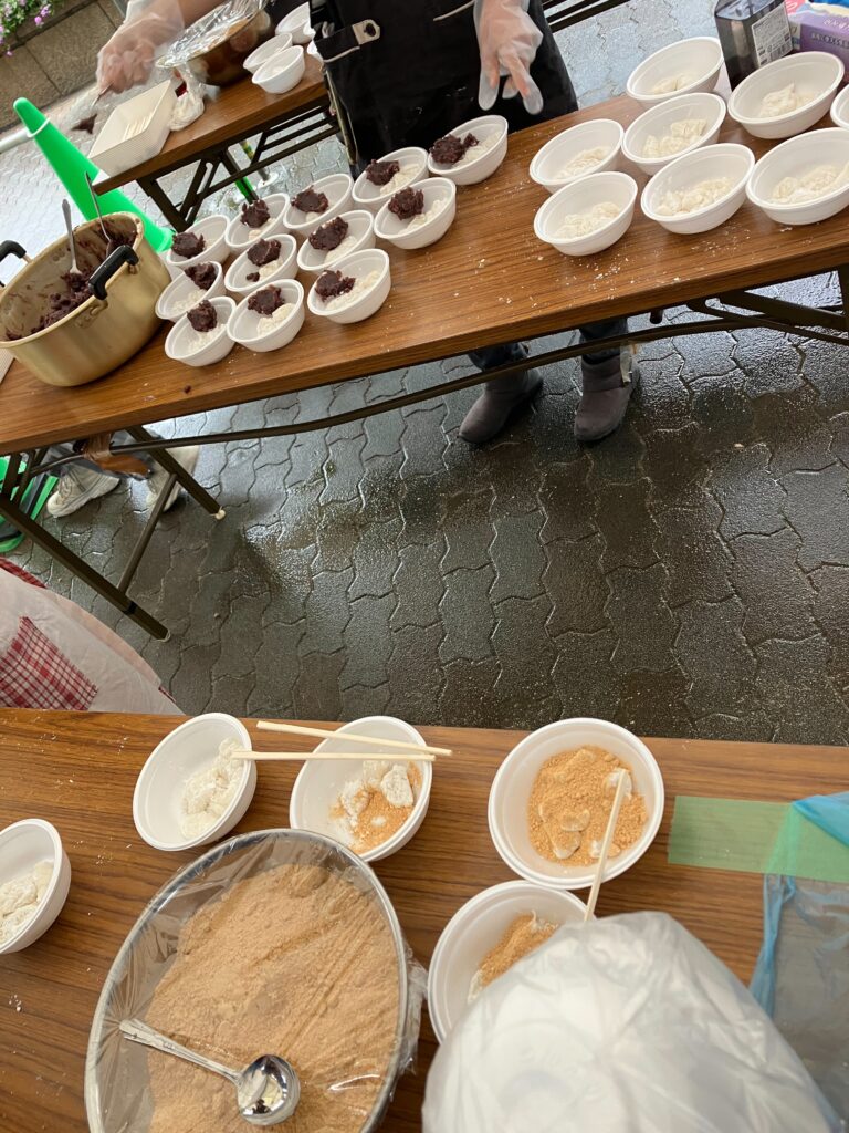 住民がついたつきたての餅はきな粉やあんこ、大根おろし等でおいしくいただきました