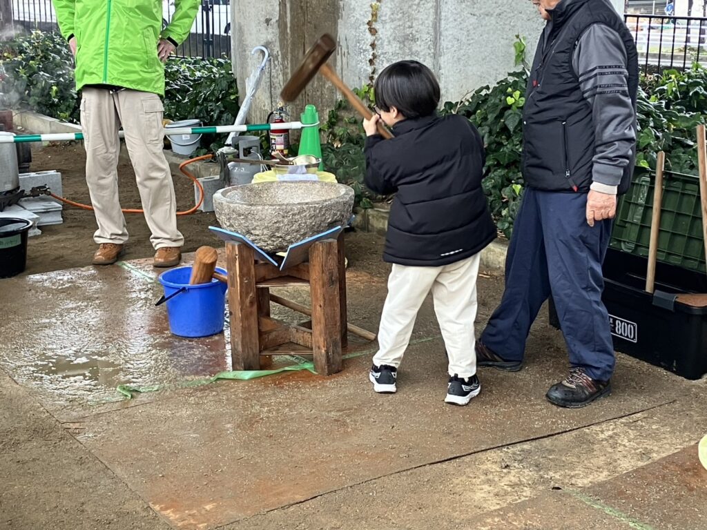 月見山連合自治会で開催された餅つき大会