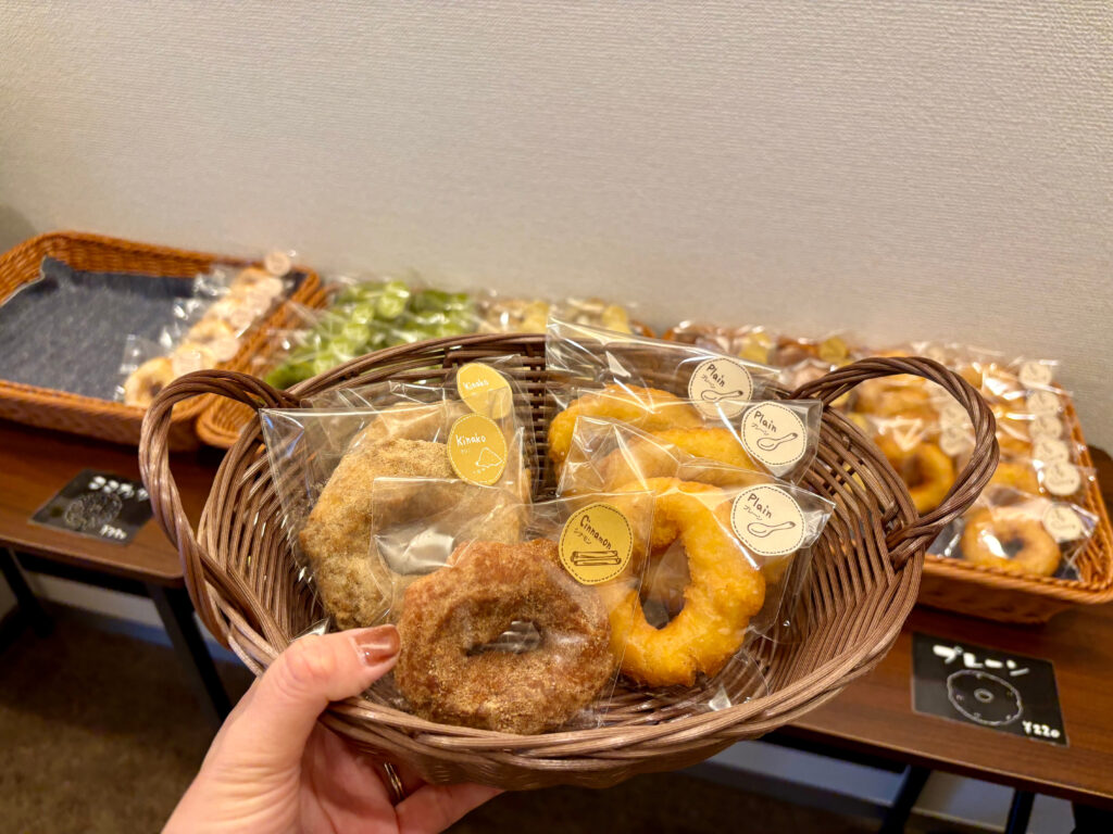 marumi kitchen donutのドーナツは無添加で、手ごねしてお店で揚げています