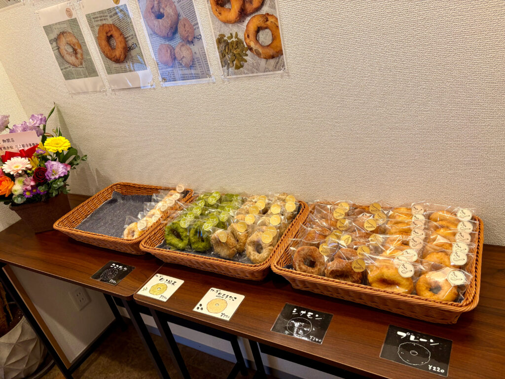 marumi kitchen donut(まるみキッチンドーナツ)さんはテイクアウトも店内のイートインも可能、プレーン・シナモン・きなこ・抹茶・ココナッツなどのフレーバーが籠に並べられていました
