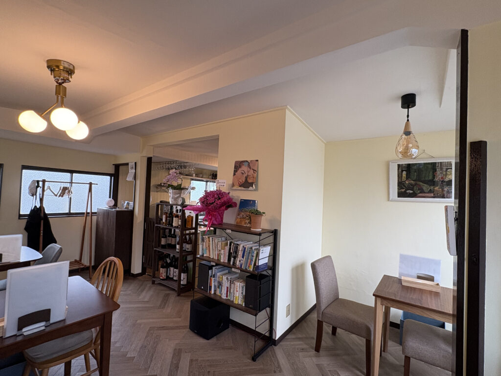 山陽電鉄月見山駅前「つきみカフェ」ウイスキー・ワイン・カフェ、手作りの一品や和スイーツが楽しめる黄色いドアとガラスから透ける光が特徴のお店